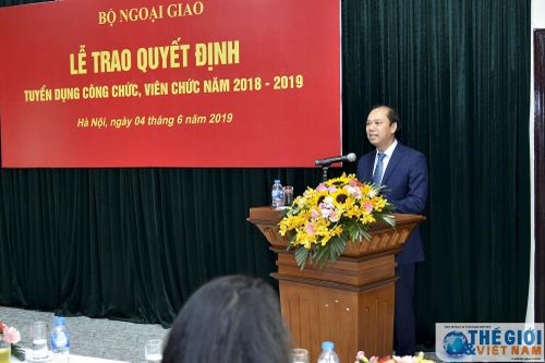 Bộ Ngoại giao trao quyết định tuyển dụng cán bộ năm 2019