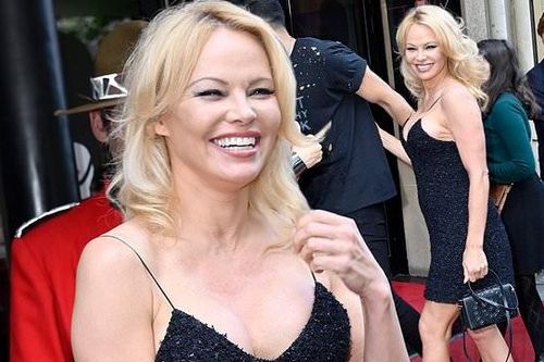 'Quả bom gợi cảm' Pamela Anderson ngoài ngũ tuần vẫn rực lửa