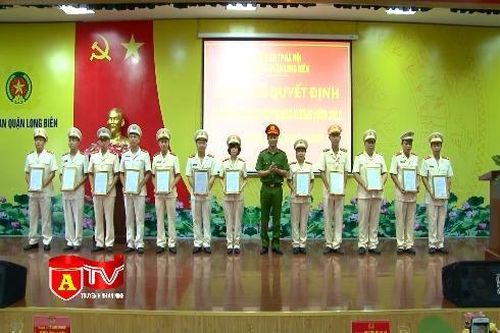 220 cán bộ chiến sỹ Công an quận Long Biên được thăng cấp bậc hàm, nâng lương