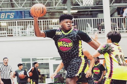 Cậu bé 15 tuổi khiến ngôi sao bóng rổ NBA kinh ngạc