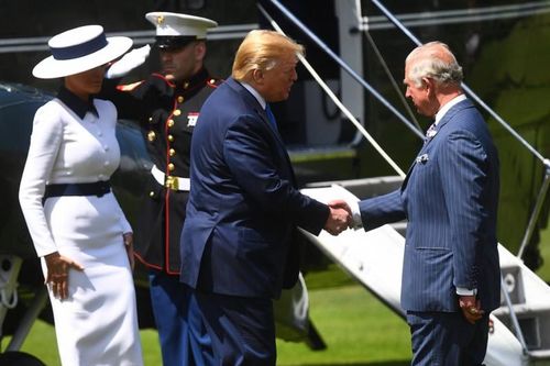 Tổng thống Trump liên tục vi phạm quy tắc Hoàng gia Anh