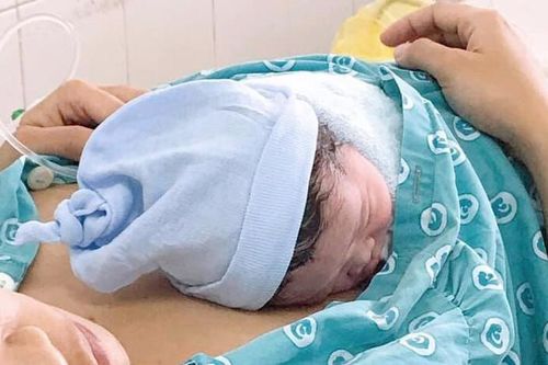 Không kịp tới bệnh viện, người phụ nữ 31 tuổi sinh con thứ 5 ngay trên đường