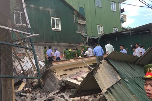 Sập nhà đang sửa, một người bị vùi trong đống đổ nát