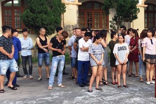 Bắt quả tang 45 nam thanh nữ tú mở tiệc sinh nhật bằng ma túy trong quán karaoke