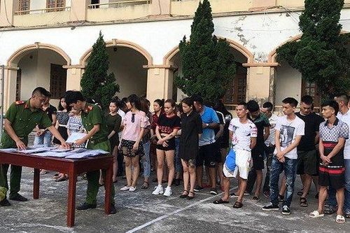 Bắt quả tang 45 nam thanh nữ tú mở tiệc ma túy trong quán karaoke ở Ninh Bình