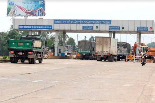 Xe nối đuôi vượt làn thu phí tự động không dừng, nhà đầu tư kêu cứu