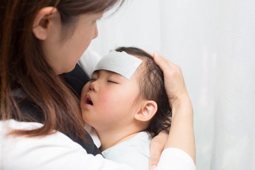 Sai lầm khi hạ sốt của cha mẹ khiến bé trai 8 tháng tuổi chết não