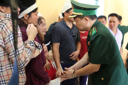 Nhận đỡ đầu 2 con nhỏ của sĩ quan Biên phòng hi sinh khi làm nhiệm vụ