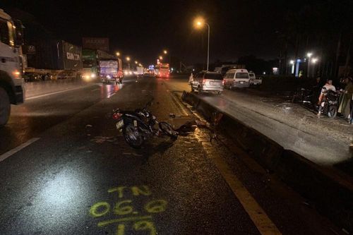 Xe máy tông đuôi xe tải, 2 người thương vong
