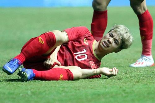 Phản ứng của Công Phượng sau cú va chạm vào 'chỗ hiểm' trên sân