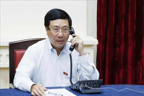 Phó Thủ tướng, Bộ trưởng Ngoại giao Phạm Bình Minh điện đàm với Bộ trưởng Ngoại giao Singapore
