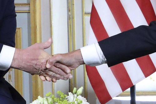 Tổng thống Macron dồn lực khi bắt tay, ông Trump 'lãnh hậu quả'
