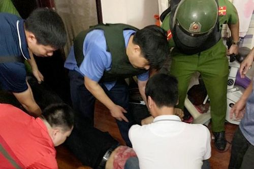 Clip:Tận mắt xem lực lượng công an khống chế đối tượng bắt cóc con tin