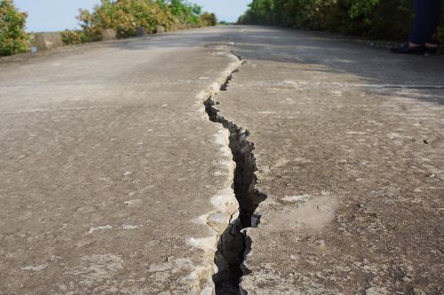 Vết nứt dài 1 km ở tuyến đê chắn sóng hơn 100 tỷ