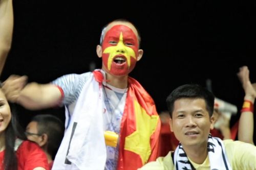 CĐV Việt Nam vỡ òa sung sướng khi Đức Huy ghi bàn