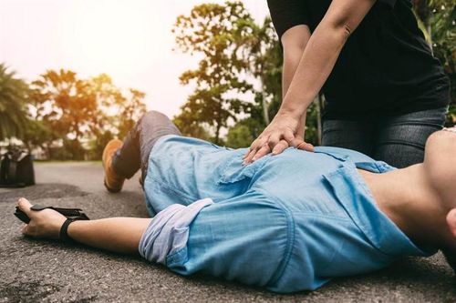 Ngừng thở cả tiếng, người đàn ông 'bật nắp quan tài' sống lại sốc...