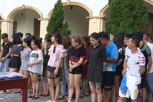 20 cô gái 'liên hoan' ma túy với hàng chục gã trai trong quán karaoke lúc nửa đêm