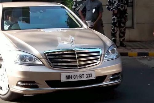 Tỷ phú Ấn Độ đi làm bằng xe bọc thép, cảnh sát hộ tống