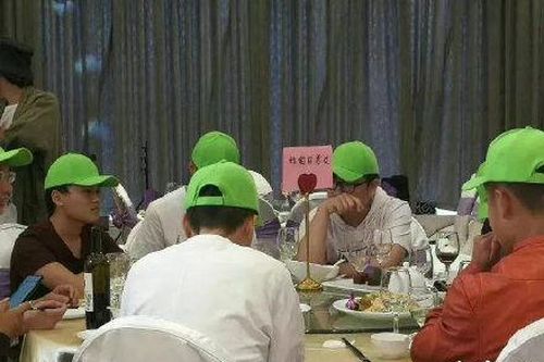 Cô gái 'bá đạo' mời cưới một mâm người yêu cũ lại còn phát đồng phục