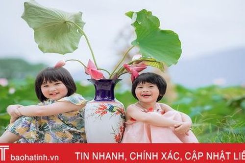 Những khoảnh khắc đáng yêu của em bé Hà Tĩnh bên hoa sen