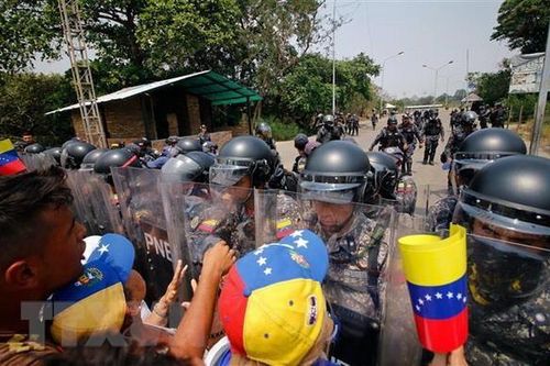 Venezuela mở trở lại cửa khẩu biên giới với Colombia