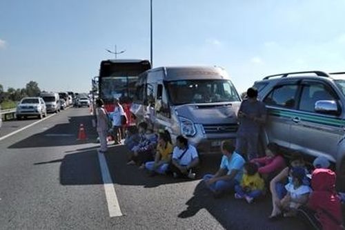 Xe tải nổ lốp gây tai nạn liên hoàn trên trên cao tốc TP HCM - Trung Lương