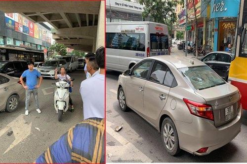 Sau va chạm giao thông, người phụ nữ đi xe máy cầm gạch ném vỡ kính xe ô tô