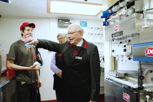 Bill Gates và Warren Buffett cùng trải nghiệm làm nhân viên bán kem