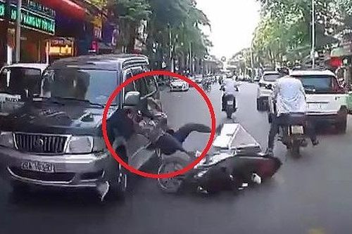 Clip: Vừa lái xe máy vừa dùng điện thoại, cô gái may mắn thoát nạn