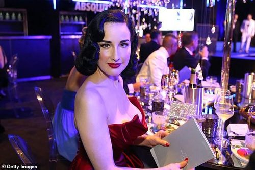 'Vũ nữ thoát y sexy nhất thế giới' quyến rũ mê hồn với váy cúp ngực