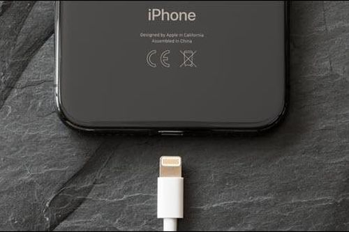 Apple thêm tính năng ngăn iPhone sạc đầy pin qua đêm
