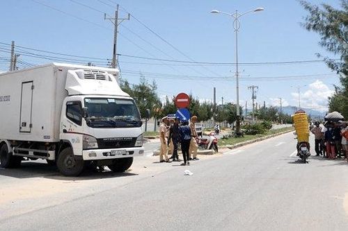 Xe máy 'kẹp' 4 tông xe tải, 4 nam thanh niên bị thương nặng