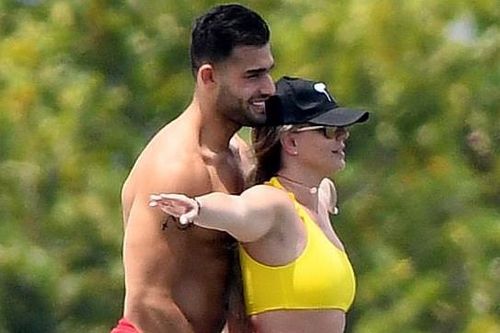 Britney Spears mặc bikini, ôm chặt bạn trai kém tuổi trên biển