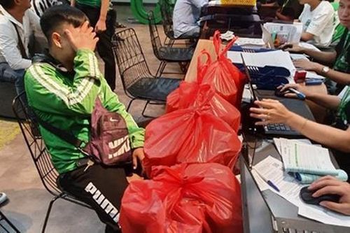 Mẹ 'nữ sinh bùng 20 ly trà sữa' xin lỗi tài xế và Grab