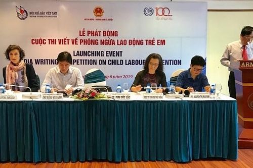 Báo chí 'vào cuộc' lên tiếng bảo vệ trẻ em khỏi lao động nặng nhọc, độc hại