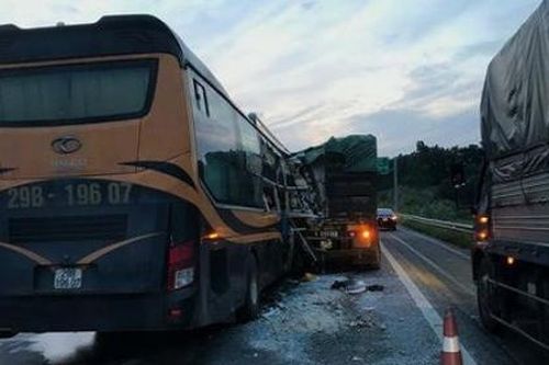 Xe khách đâm xe tải khiến nhiều người thương vong trên cao tốc Nội Bài - Lào Cai