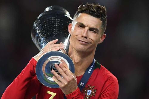 Ronaldo lập kỷ lục vô tiền khoáng hậu, Messi phát thèm