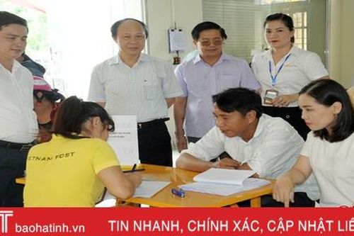 Người dân Hà Tĩnh vui khi đến bưu điện làm thủ tục, về nhà nhận giấy phép lái xe!