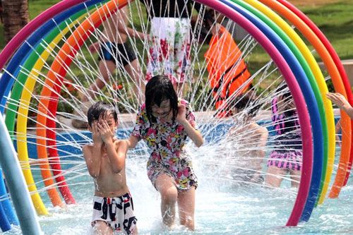 Tránh nắng nóng, người dân đi giải nhiệt ở công viên nước hiện đại nhất Thủ đô