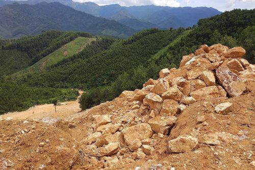 Núp bóng cải tạo vườn đồi, nhóm 'quặng tặc' đưa máy móc khai thác trái phép đá thạch anh ở Nghệ An