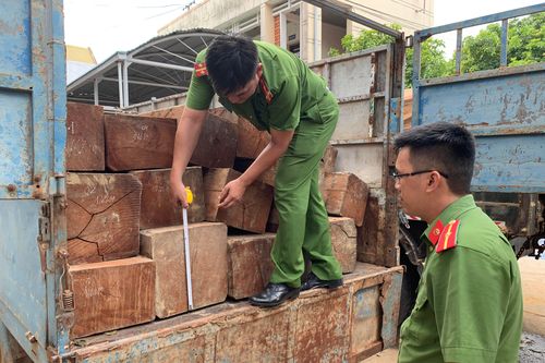 Đâm xe chở gỗ vào công an rồi bỏ trốn