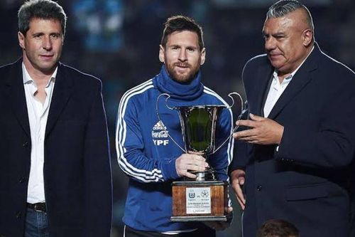 Messi bị chế nhạo khi giành cúp giao hữu cùng tuyển Argentina