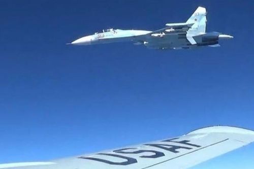 Tiêm kích Su-27 của Nga chặn máy bay Mỹ do thám ở gần biên giới