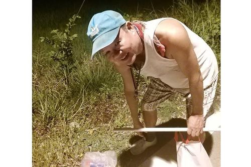 Ông bí thư chăm nhặt rác