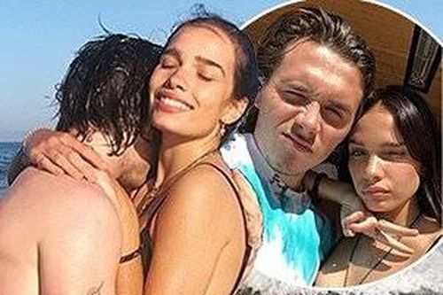 Cậu cả nhà Beckham tình tứ bạn gái hơn tuổi trên biển