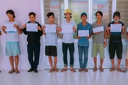 Vĩnh Long: Bắt 11 đối tượng 'phê' ma túy đá
