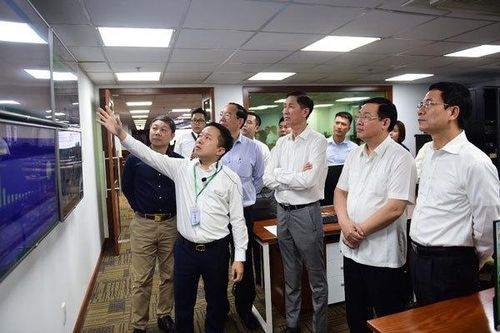 Phó thủ tướng Vương Đình Huệ thăm Trung tâm báo chí TP.HCM