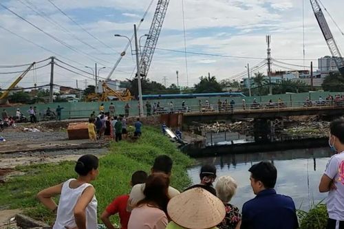 Tá hỏa phát hiện xác người phụ nữ nằm dưới kênh