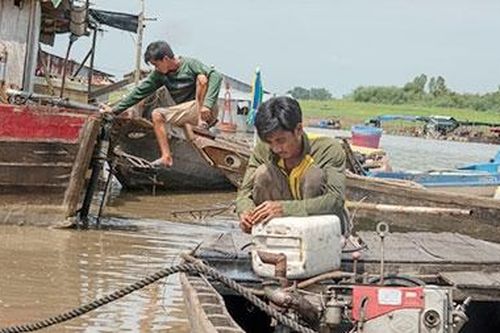 Những phận người bấp bênh theo con nước