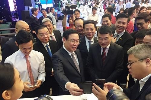 Giảm sử dụng tiền mặt, thêm công nghệ vẫn chưa đủ